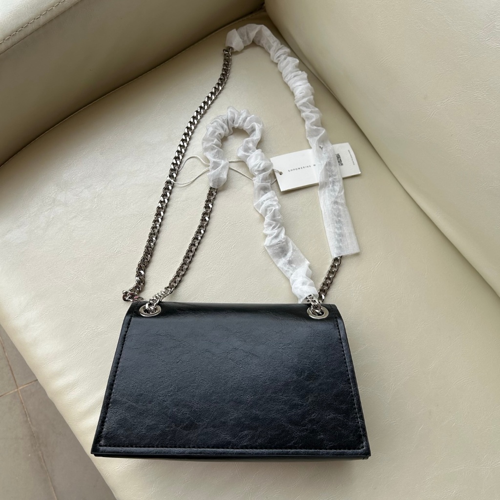 001 2025 Latest mini Kira Series Oil-wax cowhide baguette bag chain bag shoulder bag