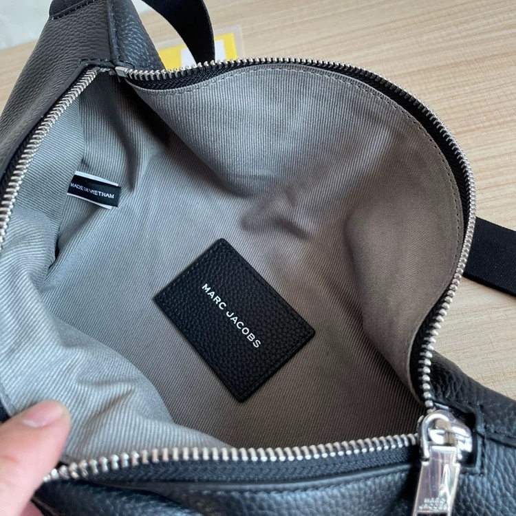 MARC JACOBS 2024 Latest Lychee Grain Cowhide Men's and Women's Casual Double Zipper Chest Bag