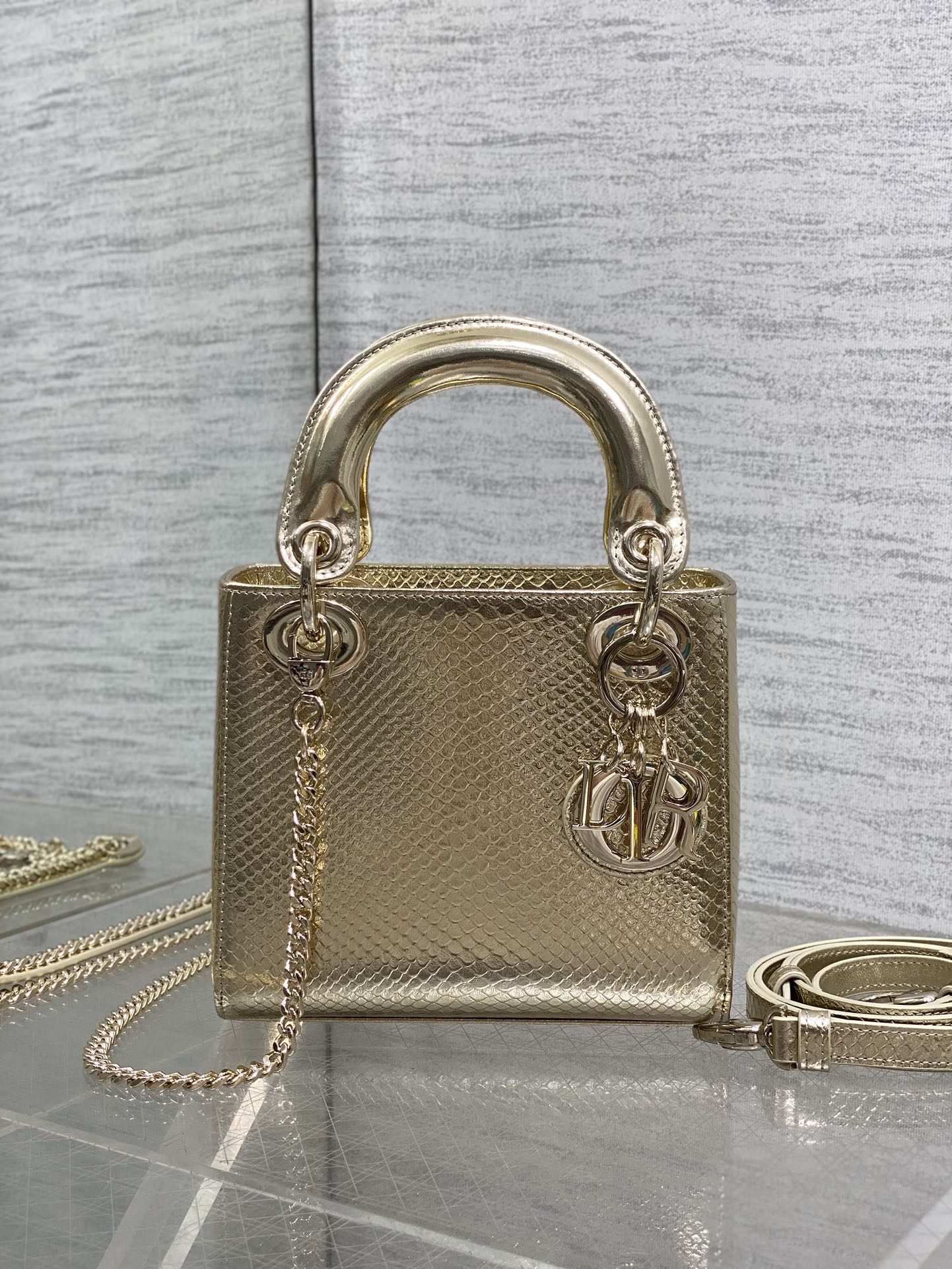 Lady Diana's three-compartment rare snake skin handbag