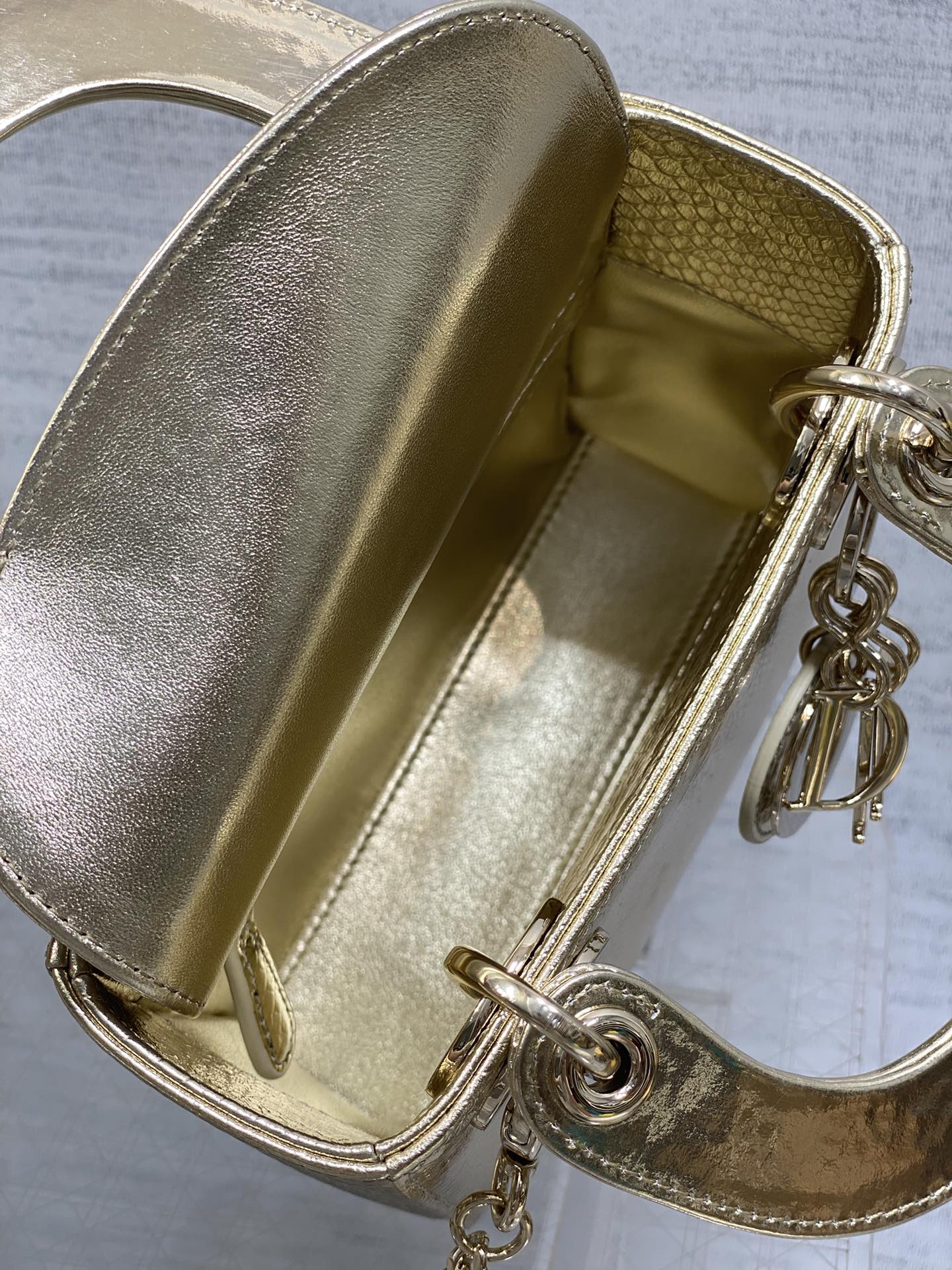 Lady Diana's three-compartment rare snake skin handbag