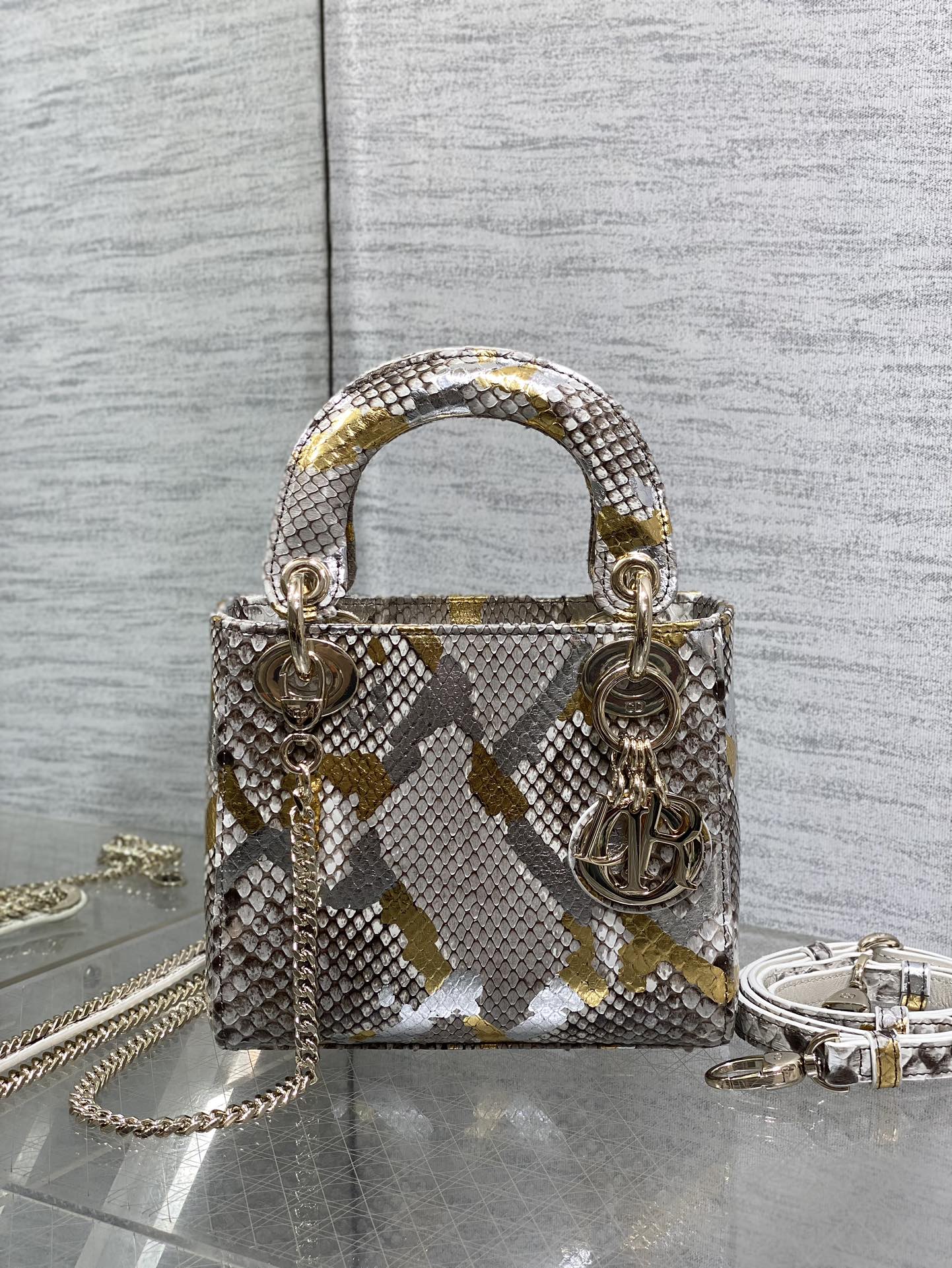 Lady Diana's three-compartment rare snake skin handbag