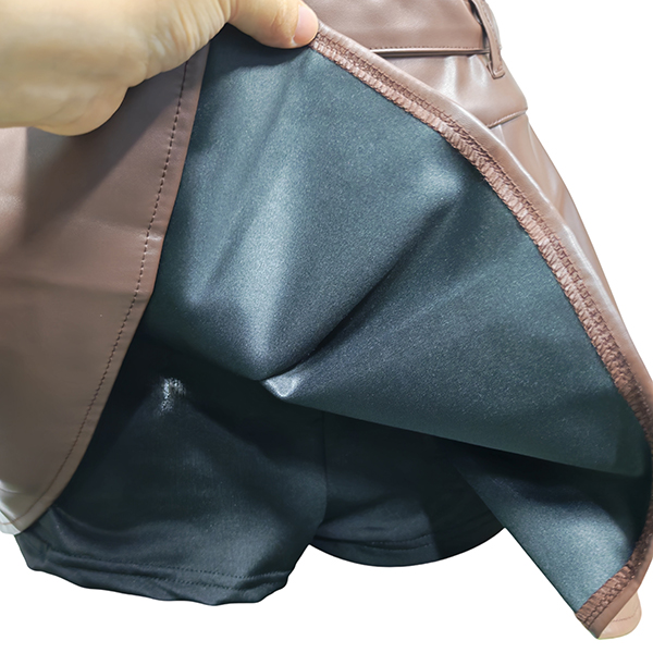 PU-LEDEREN PLISSÉ-MINIROK MET RIEMGESP