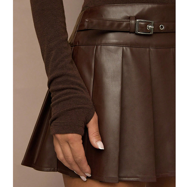 PU-LEDEREN PLISSÉ-MINIROK MET RIEMGESP