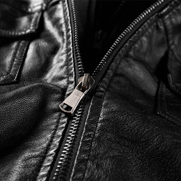 DAMES MOTO BIKER JAS VAN PU KUNSTLEER MET AFNEEMBARE CAPUCHONN GERIBBELDE MANCHET EN PLUCHE VOERING