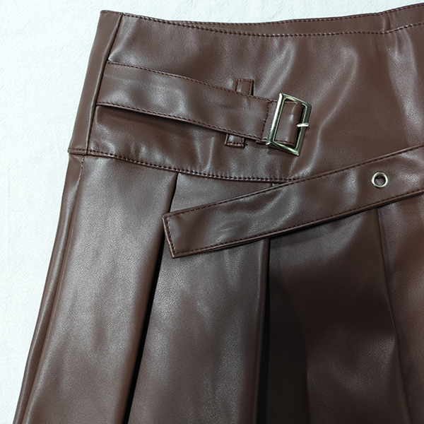 PU-LEDEREN PLISSÉ-MINIROK MET RIEMGESP