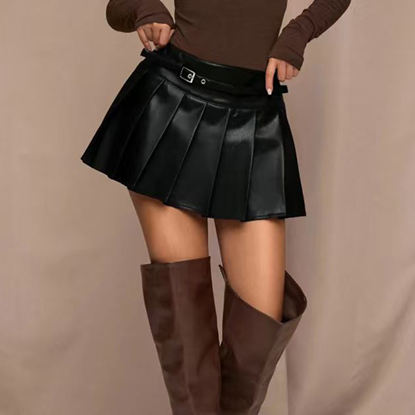 PU-LEDEREN PLISSÉ-MINIROK MET RIEMGESP