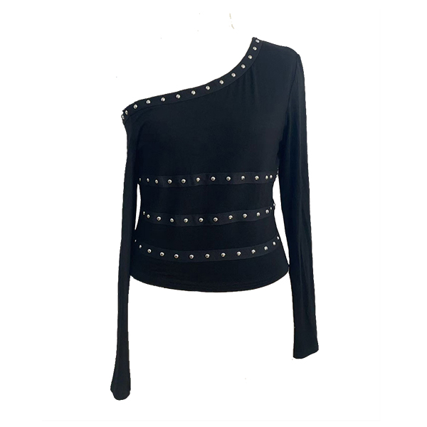 TOP MET KLINKNAGELS EN ASYMMETRISCHE SCHOUDERLIJN