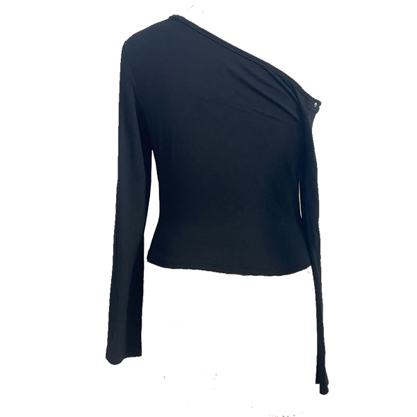 TOP MET KLINKNAGELS EN ASYMMETRISCHE SCHOUDERLIJN