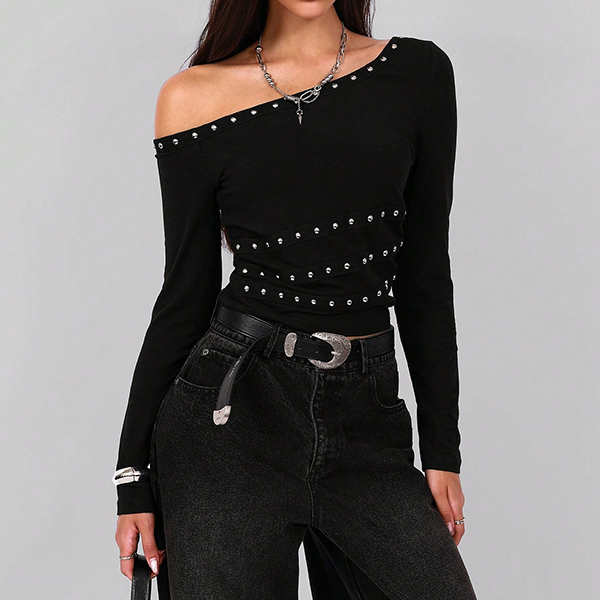 TOP MET KLINKNAGELS EN ASYMMETRISCHE SCHOUDERLIJN