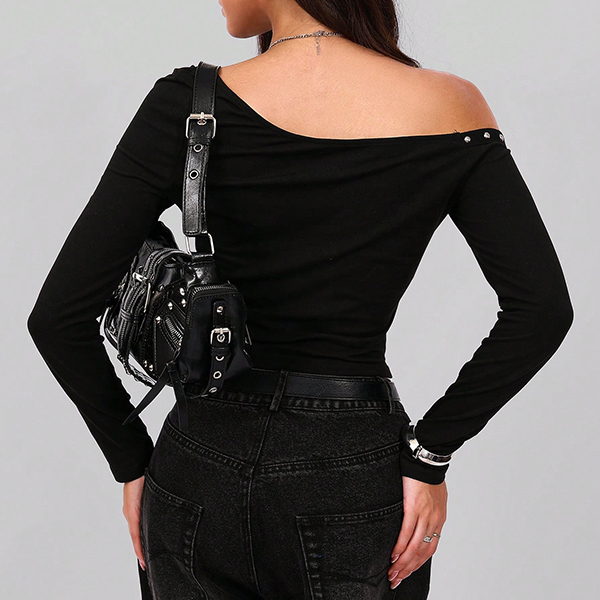 TOP MET KLINKNAGELS EN ASYMMETRISCHE SCHOUDERLIJN