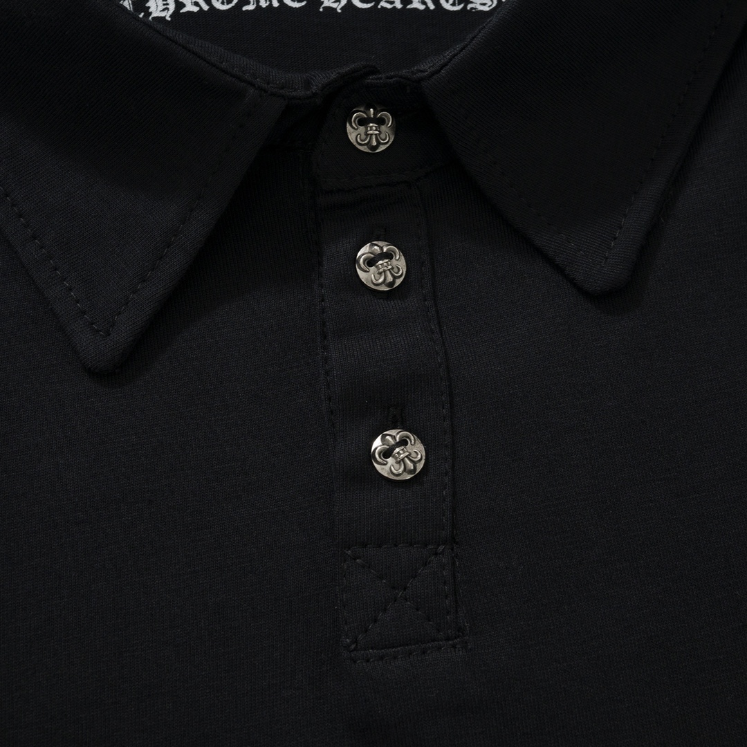 CH Chrome Hearts 24SS Sanskrit Print Polo ShirtMade from custom-woven and dyed 220g pure cotton, soft and comfortable to the touch, very skin-friendly, versatile and simple. The collar and chest prints use imported ink for 3D printing with consiste