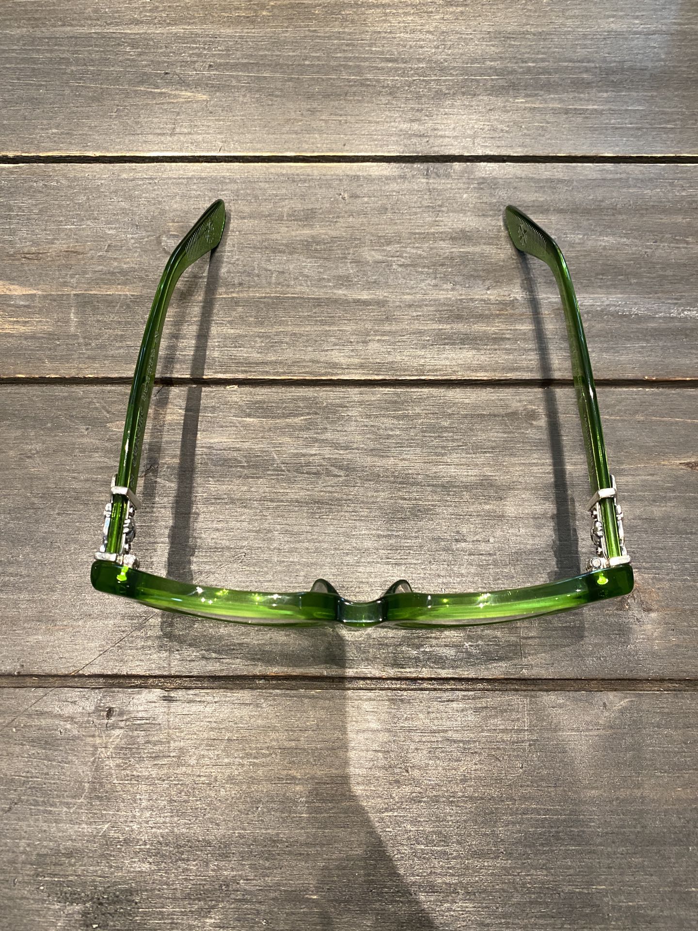 Chrome Hearts925 Sterling Silver Accessories, Emerald Green Sword GlassesCombined frame with two 925 sterling silver sword ornaments. Two cross-shaped details inside. 1:1 replica, meticulous attention to detail. The large black frame is very flat