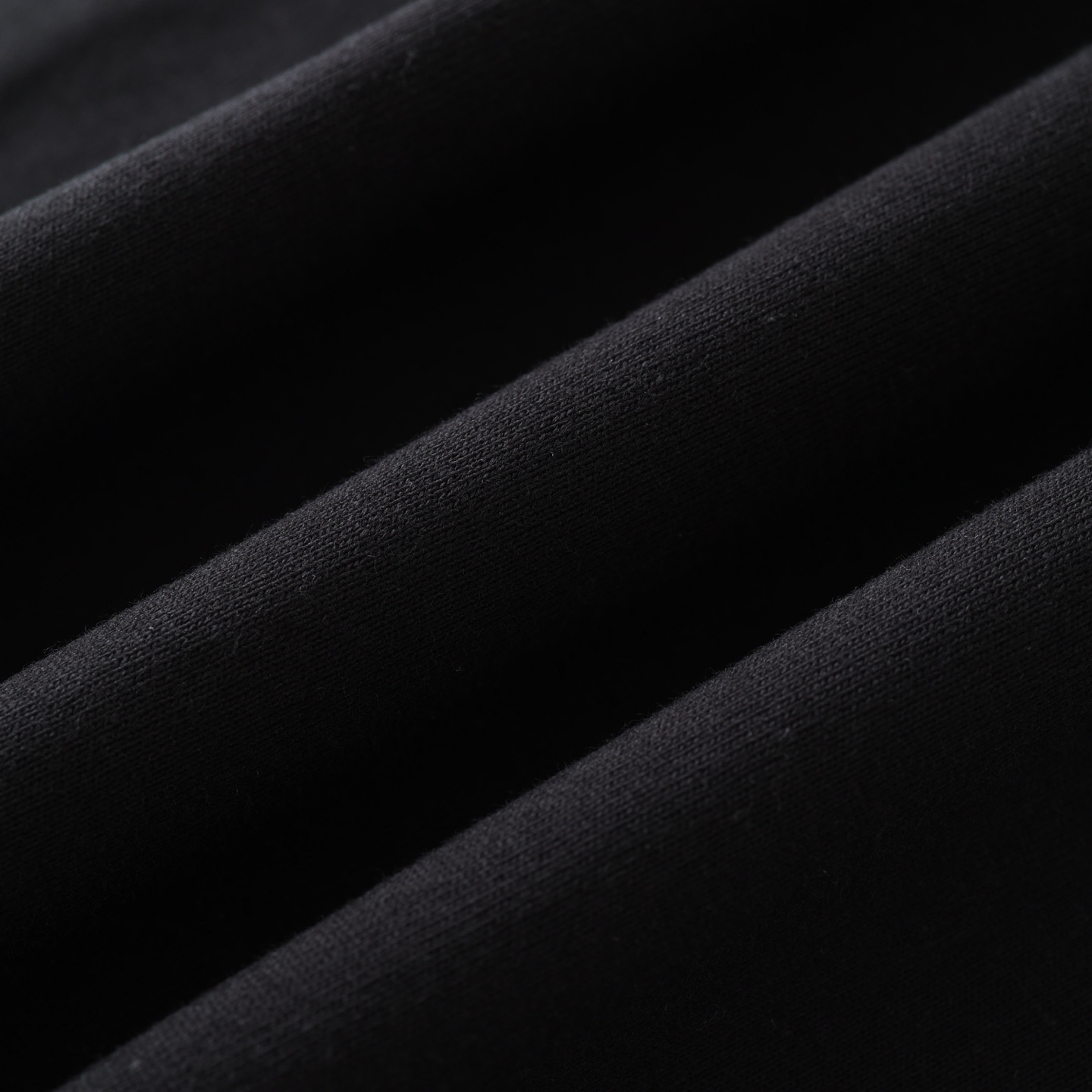 CH's new short-sleeved T-shirt with a subtle three-element pattern on the back. Available in two colors and all sizes. Made of 230g 26-knit cotton with a garment-wash finish. The print uses an ink-printing process. Custom-made accessories. Produced b