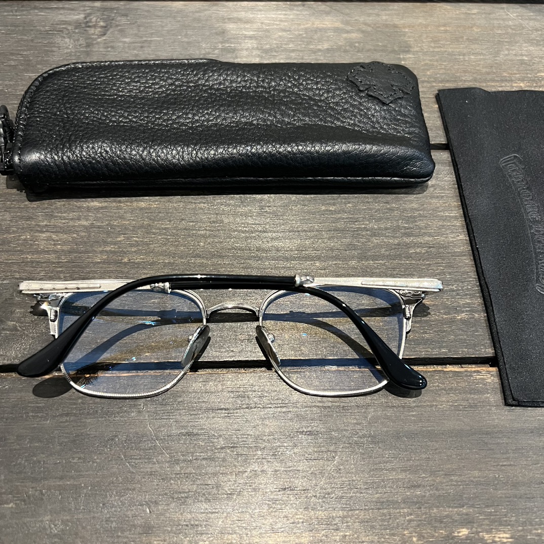 Chrome Hearts925 Sterling Silver PLONKER GlassesTitanium alloy frame with 6 925 sterling silver accents. 1:1 replica. The most versatile and stylish pair. As popular as Xue Zhiqian's glasses. Suitable for both men and women. Classic cross-shaped