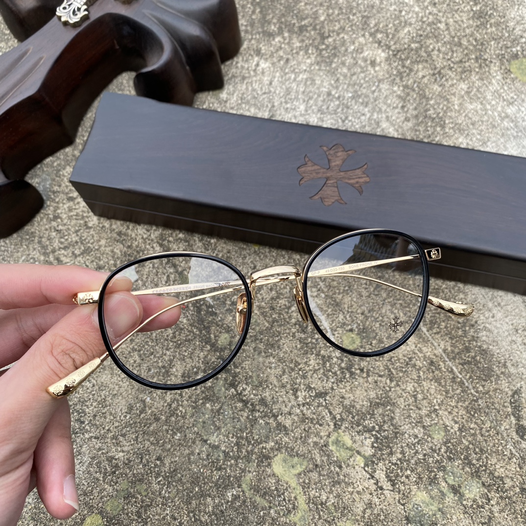 CH Black-rimmed Gold-plated Cross-Patterned GlassesA super popular pair, identical to the original, with high-quality nose pads and meticulous attention to detail. Exclusive hand-engraved lettering. Only a few hundred yuan!Glasses are personal it