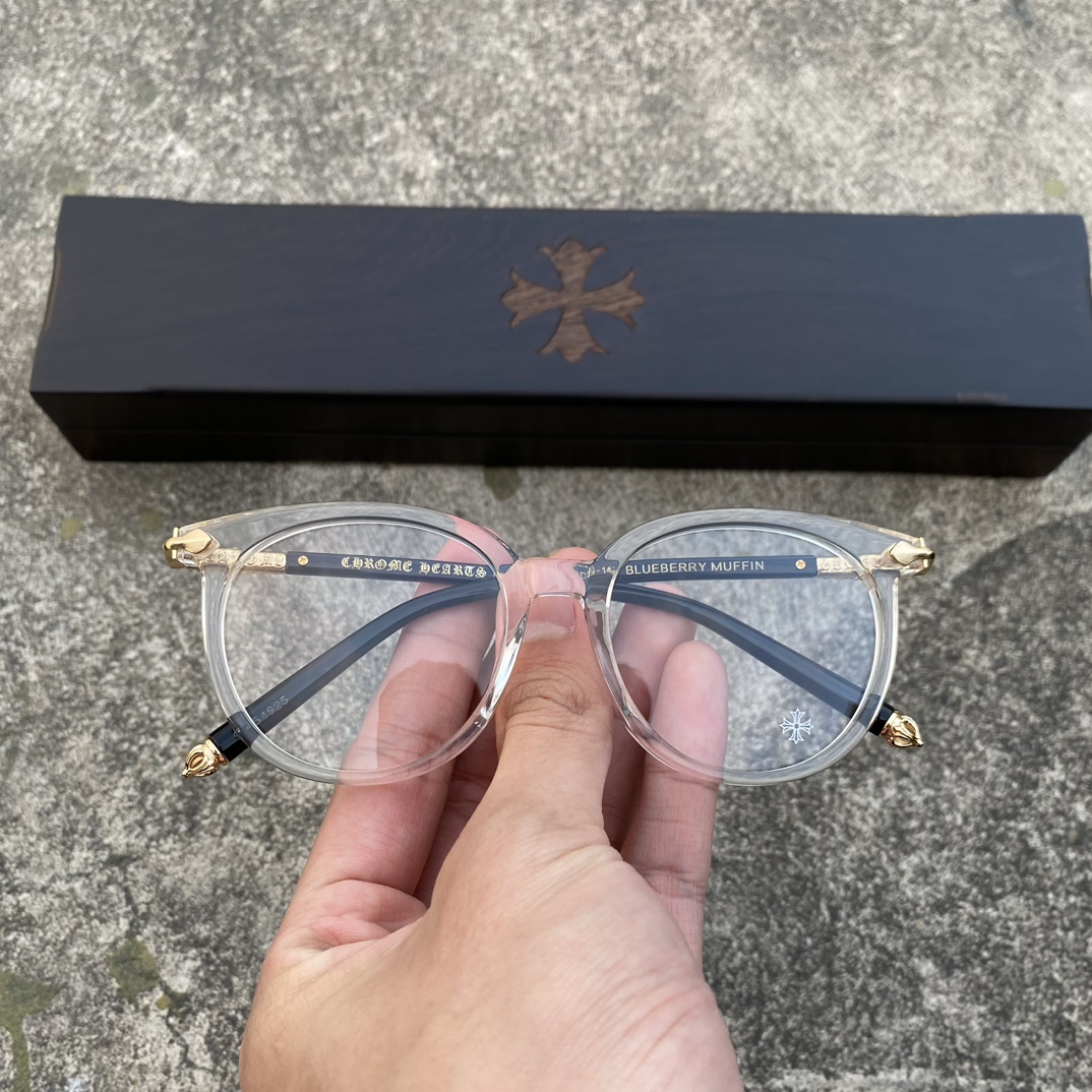 CH Transparent Gold Cross Flower GlassesA super popular pair, identical to the original, with high-quality nose pads and meticulous attention to detail. Exclusive hand-engraved lettering. Only a few hundred yuan!Glasses are personal items; we do
