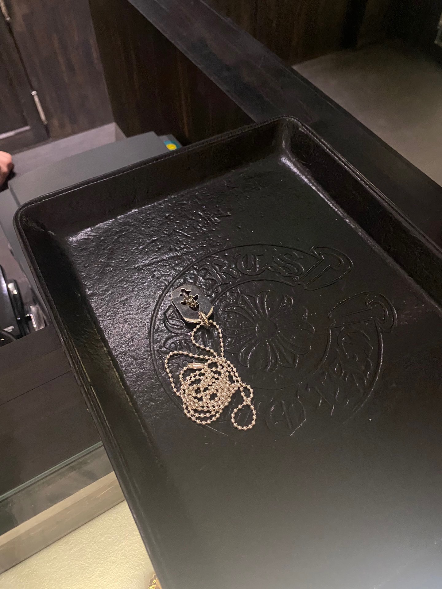 The salesperson said this is the only one of its kind in China.I bought a military-themed sword and dog tag pendant from Chrome Hearts in Hangzhou for less than 5,000 yuan, and it even came with a free beaded chain.Back at the factory, they conju