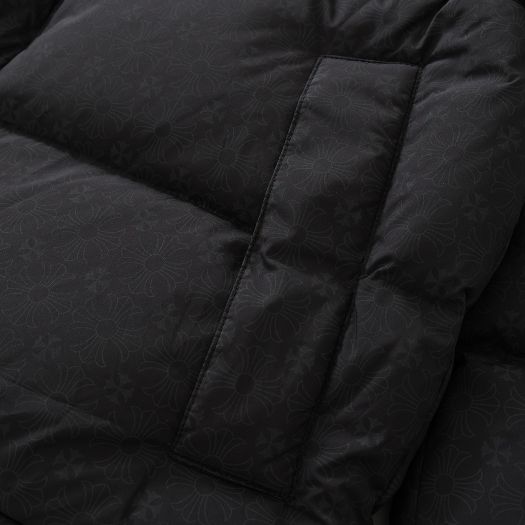 CH's new subtle jacquard down jacket. All sizes are now available. The fabric features a subtle jacquard pattern, making it waterproof, stain-resistant, and breathable. It's filled with 90% standard white duck down. Custom 925 silver buttons, zippers