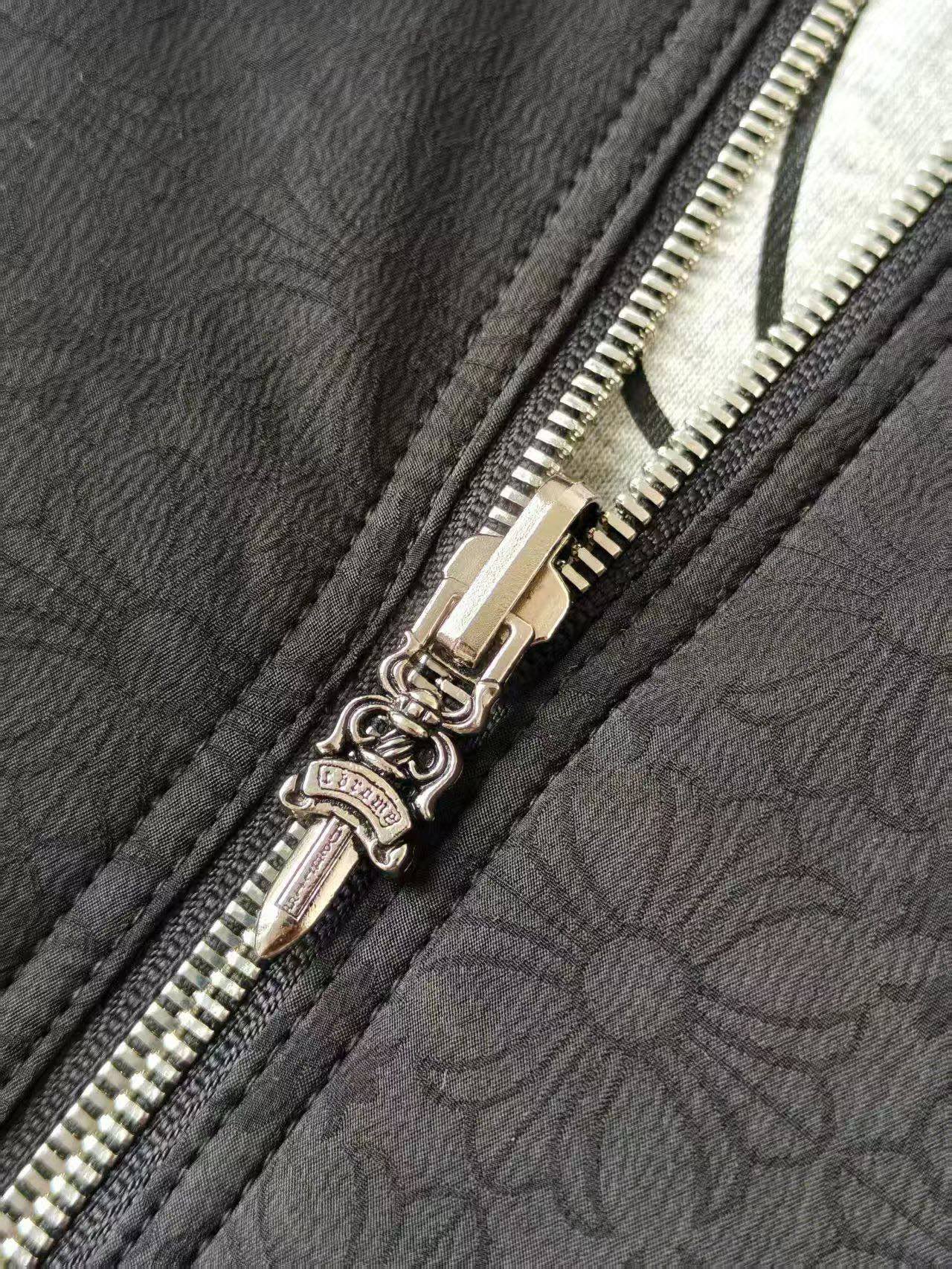 CH New Reversible Hooded Cotton JacketBoth sides are wearable, extremely cost-effectiveOne jacket is enough for winter (one layer of gray knit lining, two layers of inner fabric, one layer of down cotton)Sizes: S, M, L