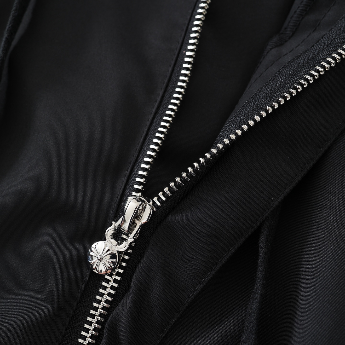 CH's new colorful patchwork paratrooper pants. Two colors and all sizes are now available. Made with a 200g synthetic fiber + cotton blend yarn, featuring a technically advanced three-proof fabric. The patchwork is made of imported lambskin leather,