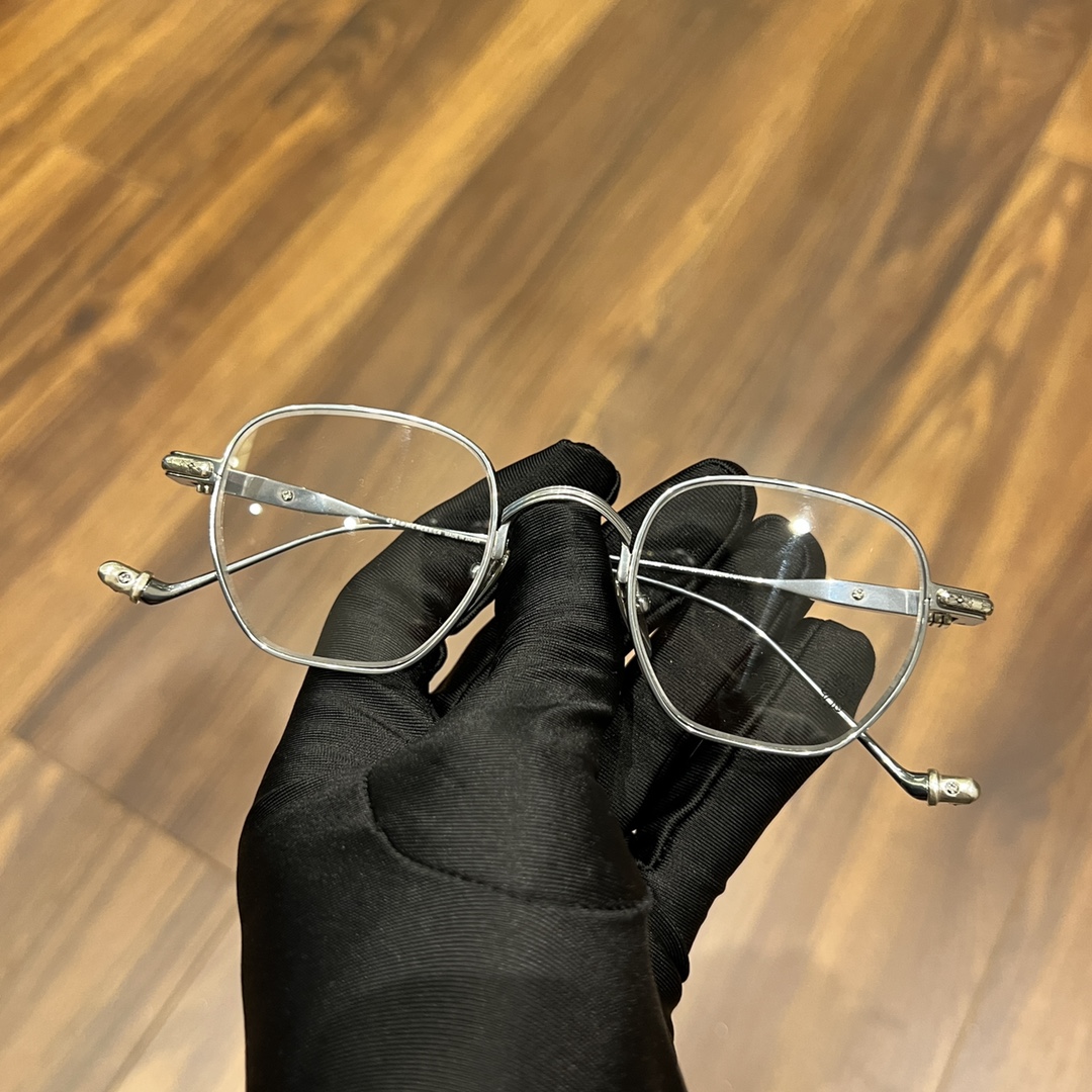 Chrome Hearts New Spring-Loaded Eyeglasses Purchased for 13,000 RMB at MixC Mall, Shenzhen. Nearly 5 months of R&D. Black and silver color scheme. Chrome Hearts' new spring-loaded eyeglass frame. The brand's first time using an embedded spring hinge,