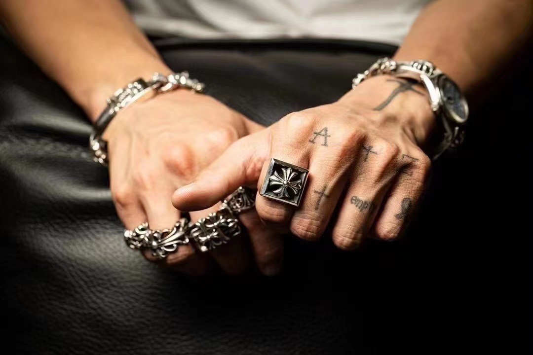 Chrome HeartsTop-quality domestic version: Hollowed-out cross ringAuthentic design, genuine-grade distressed and engraved finish, anodized textureYears of refinement, no further modifications needed. Original camera photos. The hollowed-out cro