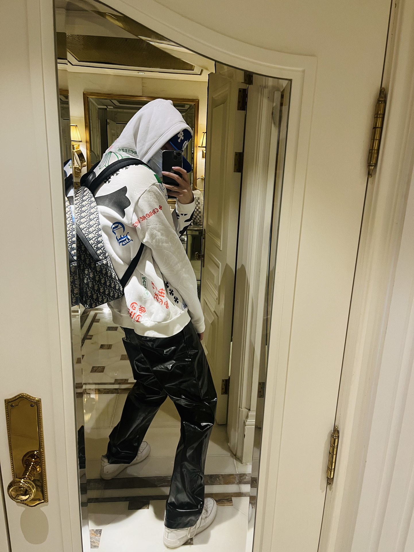 Chrome Hearts official website exclusive white hoodie. Purchased from Xianyu (a second-hand marketplace) for ¥8500 for research and development. All details are flawless compared to any other version. Officially priced at over ¥7000, but I couldn't g