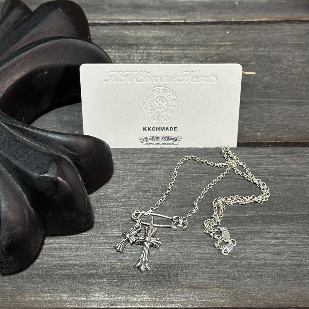 A collection of small pendant accessories 🈴 Pins and pendants always look stylish together