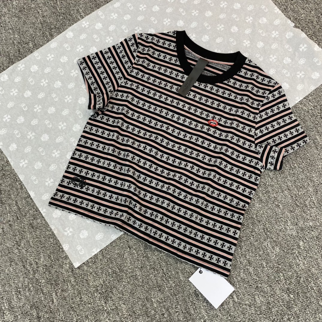 Chrome Hearts 23FW Latest Striped Jacquard Sword Embroidered Short-Sleeve T-Shirt. Original custom-woven and dyed fabric, with extremely high-quality ribbed dyeing. The sword logo is prominently embroidered with thousands of stitches. Genuine leather