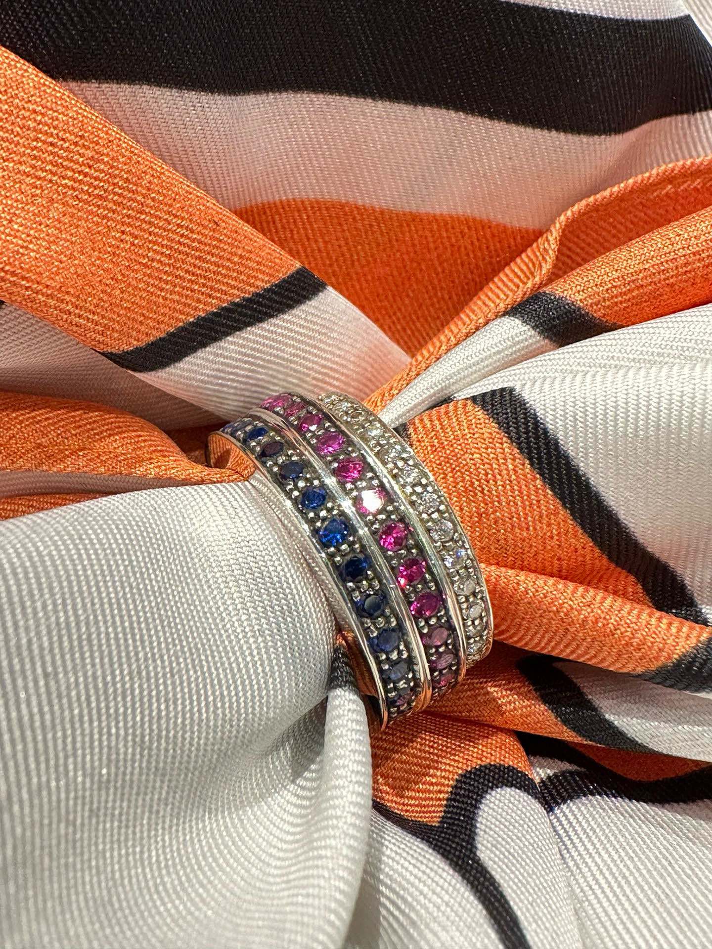 Custom-ordered 3mm colored diamond ring, hand-set with plum blossom studs. The setting craftsmanship is identical to the original. Those who know their stuff can see the pictures. There's no comparison to versions costing a couple hundred yuan on the