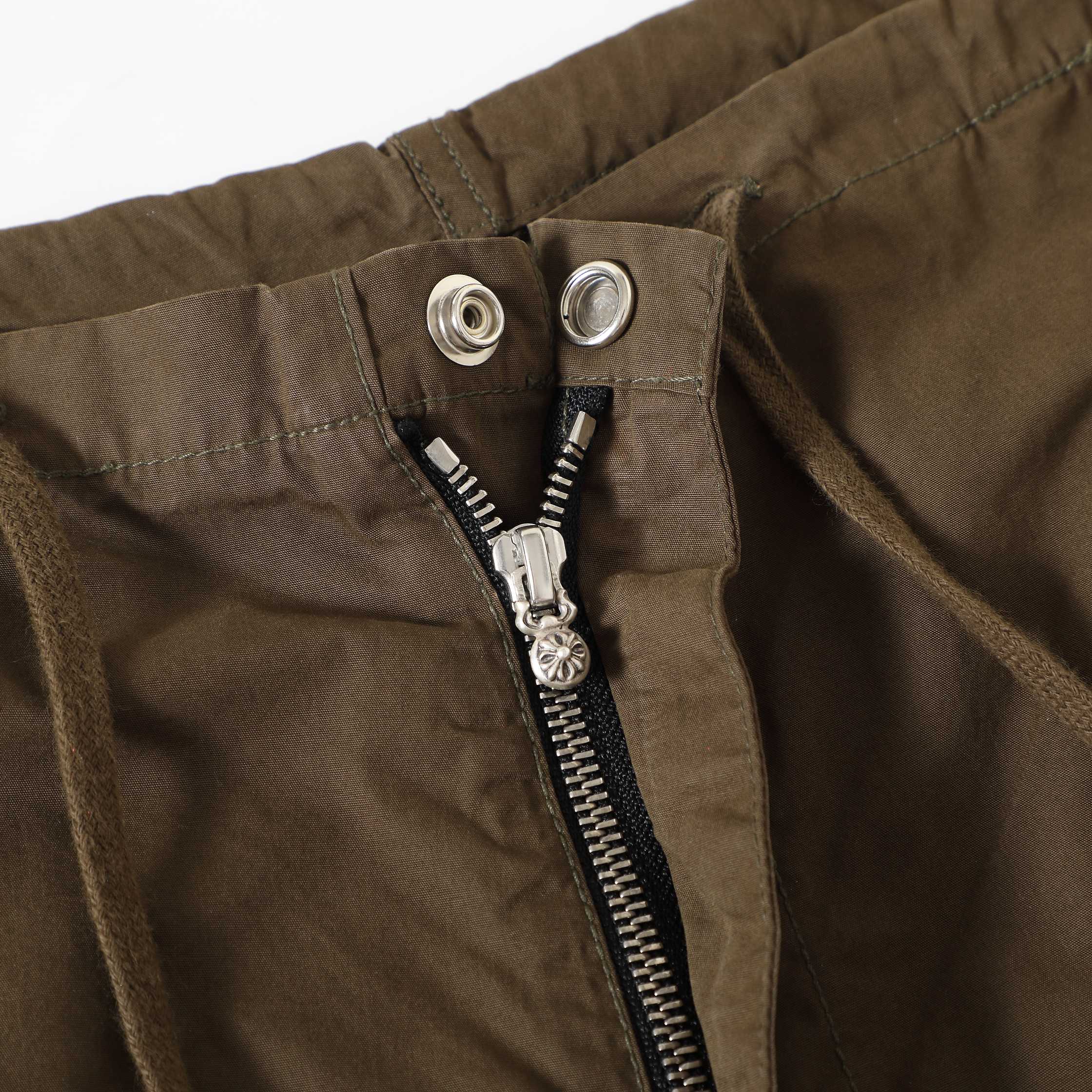 CH Chrome Hearts 24ss Drawstring Wide-Leg Paratrooper PantsOriginal version purchased for over 20,000 RMB. Made of military green custom-dyed pure cotton fabric, 200g, thick and breathable. Sizes are the same as the original, only one size available