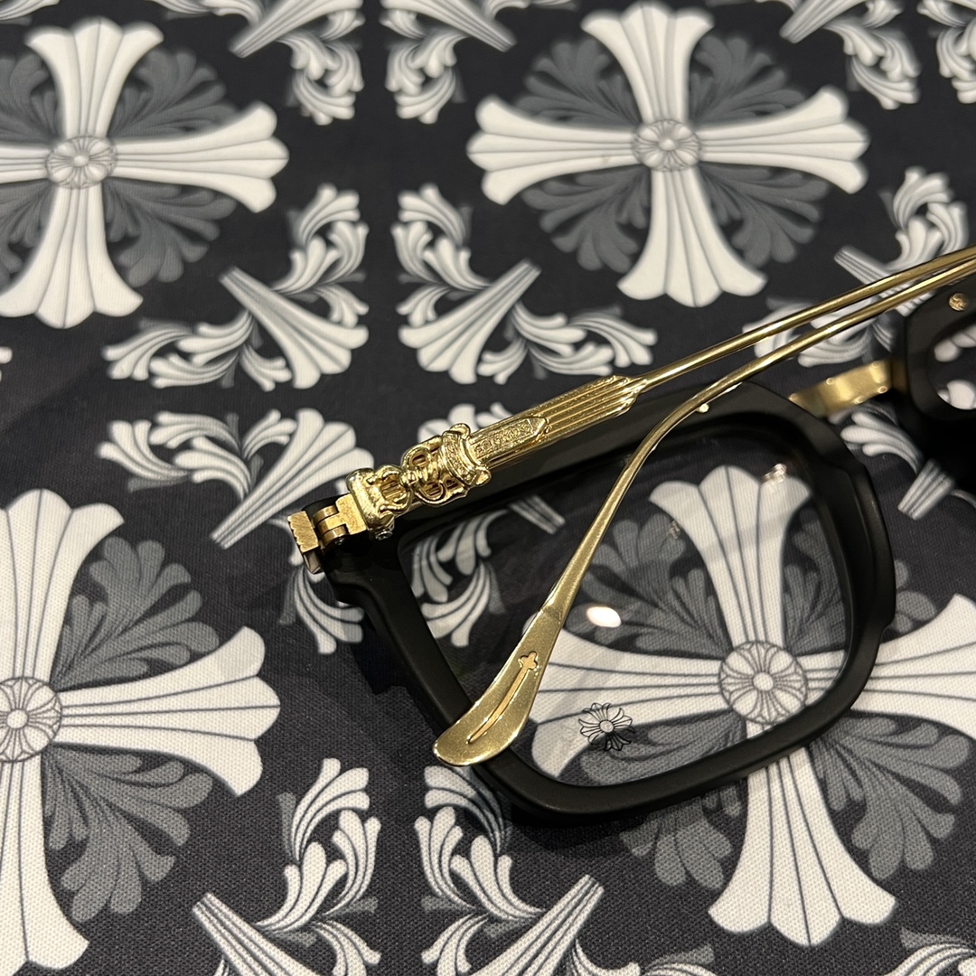 ✟𝐂𝐡𝐫𝐨𝐦𝐞𝐡𝐞𝐚𝐫𝐭✟Black and gold color scheme, black-rimmed sword and dagger style glassesFrosted black frame texture, extremely comfortable to wear. Accessories: 925 sterling silver plated with 22k gold.This is another top-quality pair of glasses w