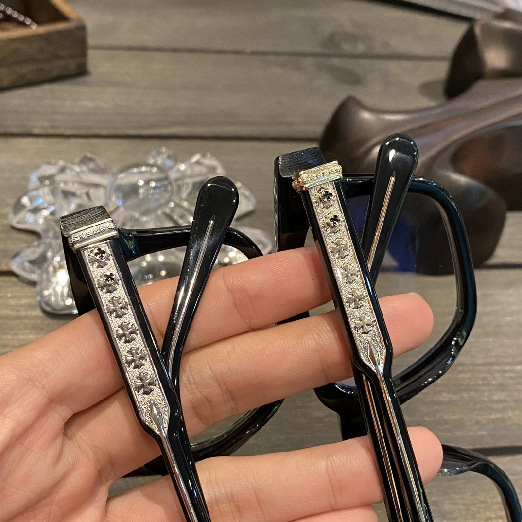 Silver 5, Gold 1 - Sold out, no reorders.Silver accessories are top-of-the-line. Free new eyeglass cleaning cloth with your order.Those who frequently follow my WeChat Moments should know that I purchased these glasses from a reseller last April.