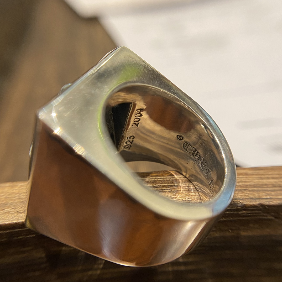 Chrome HeartsTop-quality domestic version: Hollowed-out cross ringAuthentic design, genuine-grade distressed and engraved finish, anodized textureYears of refinement, no further modifications needed. Original camera photos. The hollowed-out cro