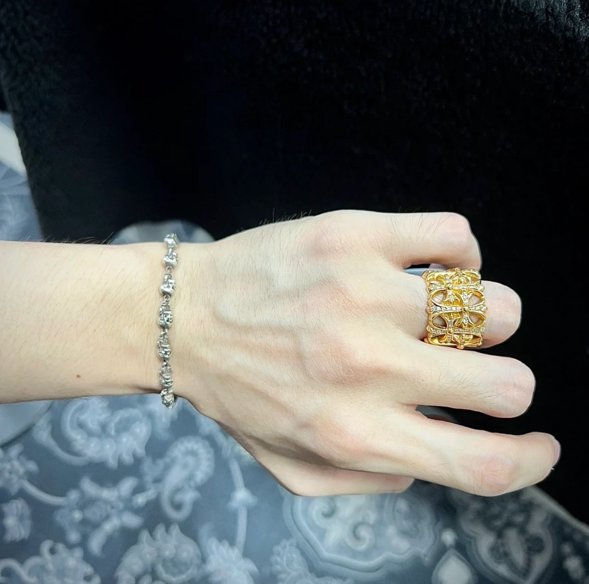 ✟𝐂𝐡𝐫𝐨𝐦𝐞𝐡𝐞𝐚𝐫𝐭✟Chrome Hearts 22k Plated Full Diamond Round Tomb RingHand-set with 130 rhinestones. Each diamond is set in a prong setting after the ring hole is drilled, eliminating the possibility of diamonds falling out. Buy with confidence. Custom