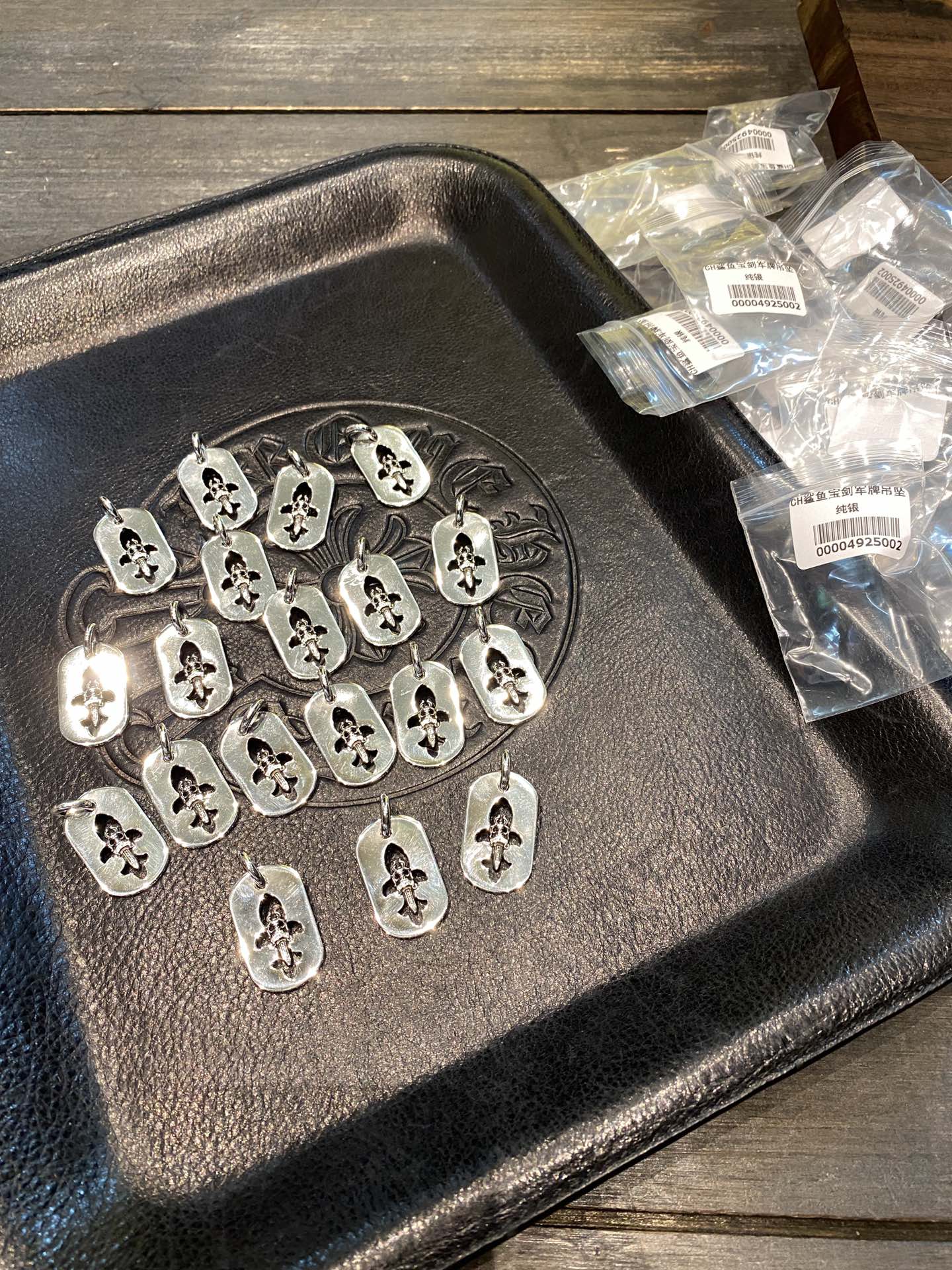 The salesperson said this is the only one of its kind in China.I bought a military-themed sword and dog tag pendant from Chrome Hearts in Hangzhou for less than 5,000 yuan, and it even came with a free beaded chain.Back at the factory, they conju