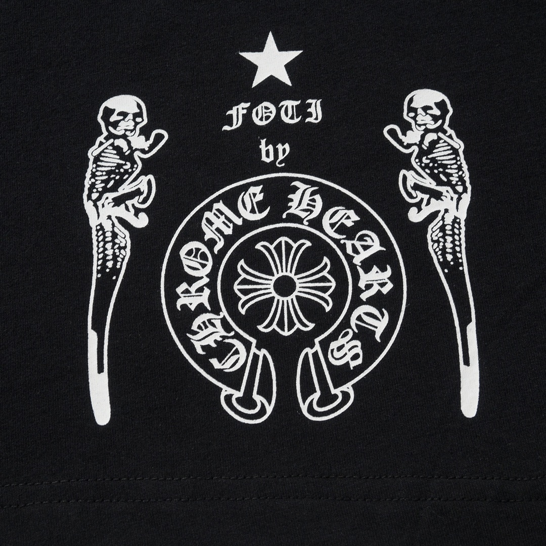 CH Foti Skull T-Shirt. Made of 230g 100% cotton. The print uses a thermosetting ink process. Custom-made accessories. Produced by a major manufacturer, demonstrating exceptional craftsmanship. Comfortable and natural to wear. Sizes S-XL