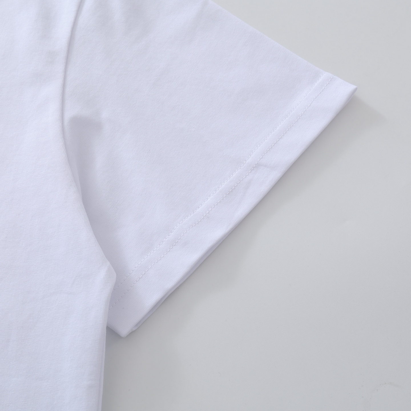 CH's new city-limited short-sleeved T-shirt. Two colors and all sizes are now available. The fabric is 26-knit 200g 100% cotton. Garment washed finish. Printed using ink printing. Custom accessories. Produced by a major factory, showcasing exceptiona