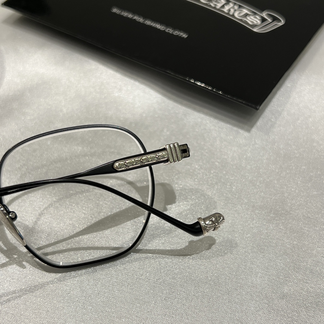 Chrome Hearts New Spring-Loaded Eyeglasses Purchased for 13,000 RMB at MixC Mall, Shenzhen. Nearly 5 months of R&D. Black and silver color scheme. Chrome Hearts' new spring-loaded eyeglass frame. The brand's first time using an embedded spring hinge,