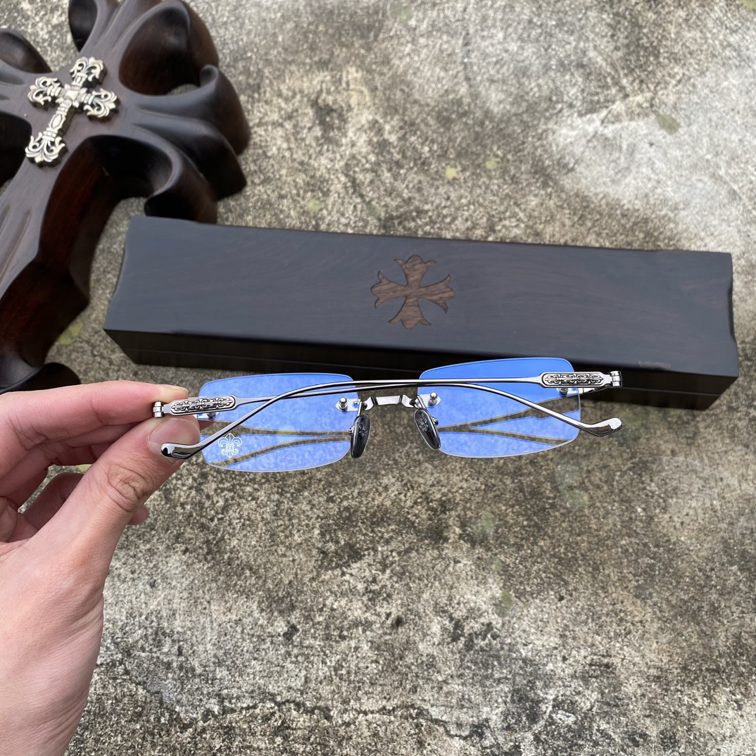 CH Frameless Cross-Patterned Gunmetal GlassesA super popular model, identical to the original, with high-quality nose pads and a mixed-media finish. Every detail is meticulously crafted, featuring exclusive hand-engraved lettering. Only a few hundr