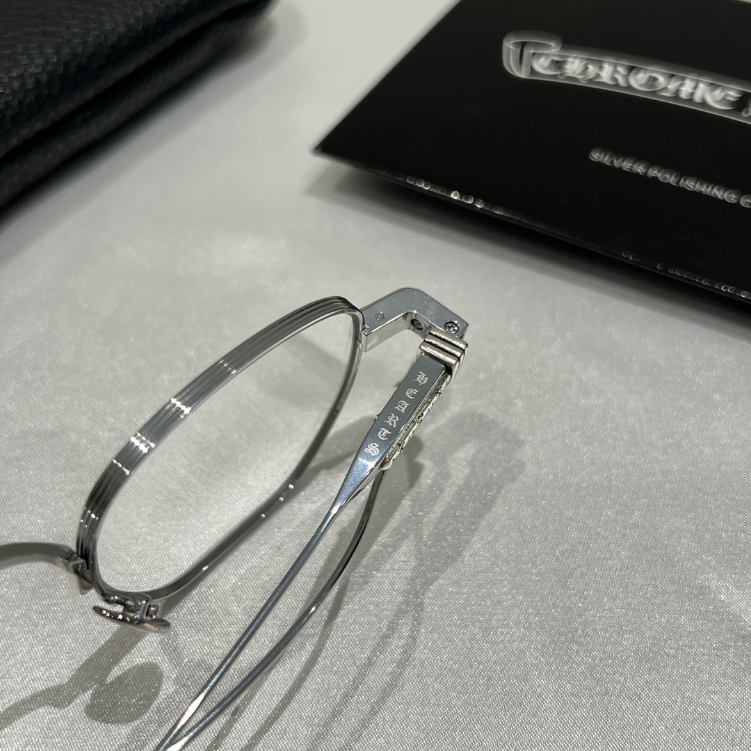 Chrome Hearts New Spring-Loaded Eyeglasses Purchased for 13,000 RMB at MixC Mall, Shenzhen. Nearly 5 months of R&D. Black and silver color scheme. Chrome Hearts' new spring-loaded eyeglass frame. The brand's first time using an embedded spring hinge,