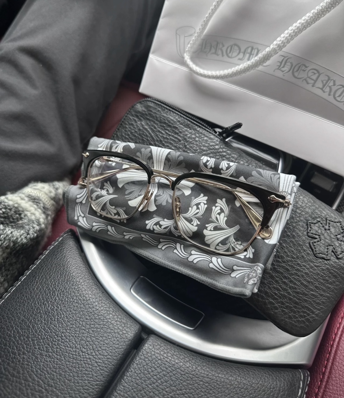 Xue Zhiqian's Glasses - Face Image ReferenceSLUNSTRADICTION Xue Zhiqian's Style Glasses - Classic Design, Top-Tier Item, 925 Sterling Silver Accessories. Already Shipped, Limited Stock. Most items on the market are misprinted or incorrect; top-qual