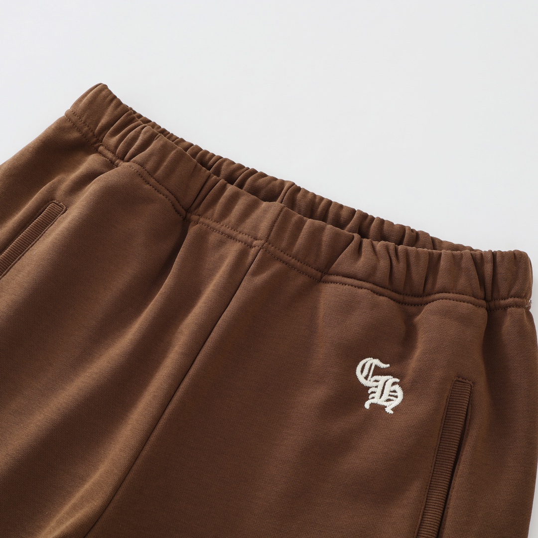 CH's new embroidered shorts in Merlad Brown. All sizes are now available. Original Hong Kong import, purchased for 8700. Made of 330g pure cotton, soft and comfortable to the touch. Features garment-washed finish, imported TAJIMA machine-positioned e