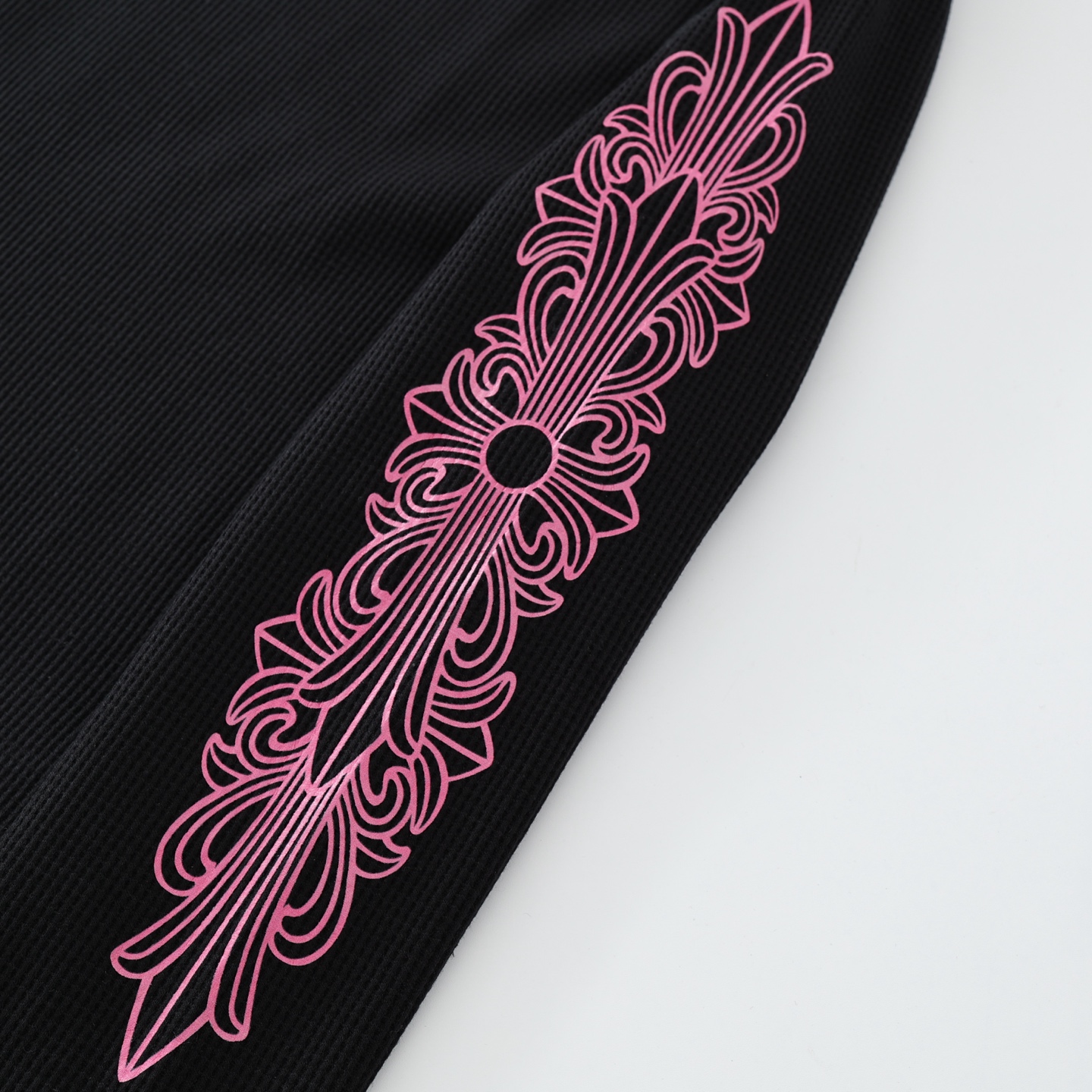 CH's new pink letter Sanskrit waffle long-sleeved shirt. All sizes are now available. Original version purchased from Hangzhou Guozhuan for 18,000 RMB. The fabric is 280g 100% cotton waffle material. The print uses a white ink heat transfer process.