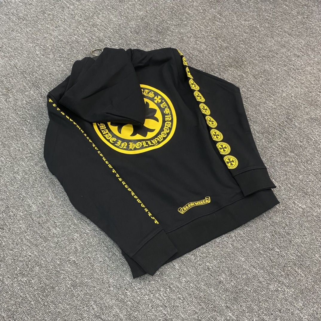 Chrome Hearts New Gold Coin Cross Sanskrit Zip-Up SweatshirtMade of 42-count 380g pure cotton, featuring a custom antique silver zipper pull, imported ink printing for a three-dimensional effect, complex colors, and high cost. Perfectly customized