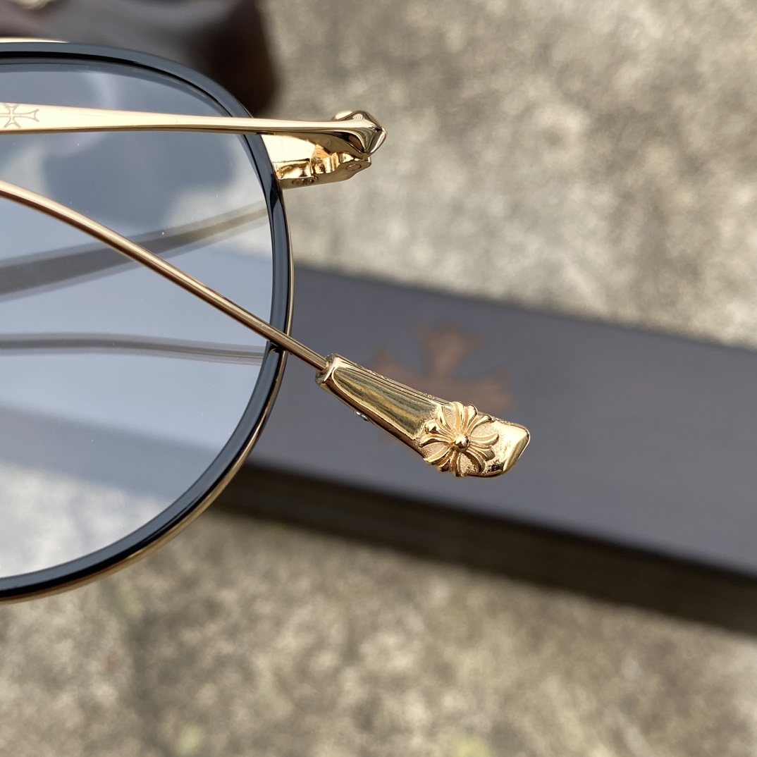 CH Black-rimmed Gold-plated Cross-Patterned GlassesA super popular pair, identical to the original, with high-quality nose pads and meticulous attention to detail. Exclusive hand-engraved lettering. Only a few hundred yuan!Glasses are personal it