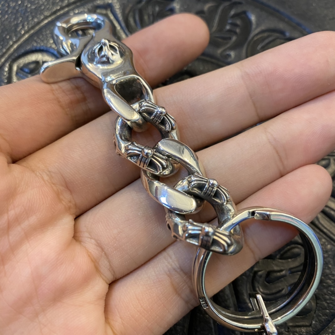 【Chrome Hearts Lobster Cross Keychain】Made entirely of 925 sterling silver, including the clasp.Weighs nearly 60 grams, with an exceptionally high-quality feel.Made to order, with an antiqued and oxidized finish; the silver content is identical