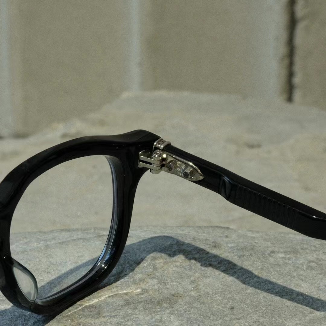 The first batch of 100 pairs is exclusively for existing partners. A second batch of 200 pairs will be available on the market. Exclusive 925 sterling silver accessories, scout flower design with flame elements. This set uses more silver than before,