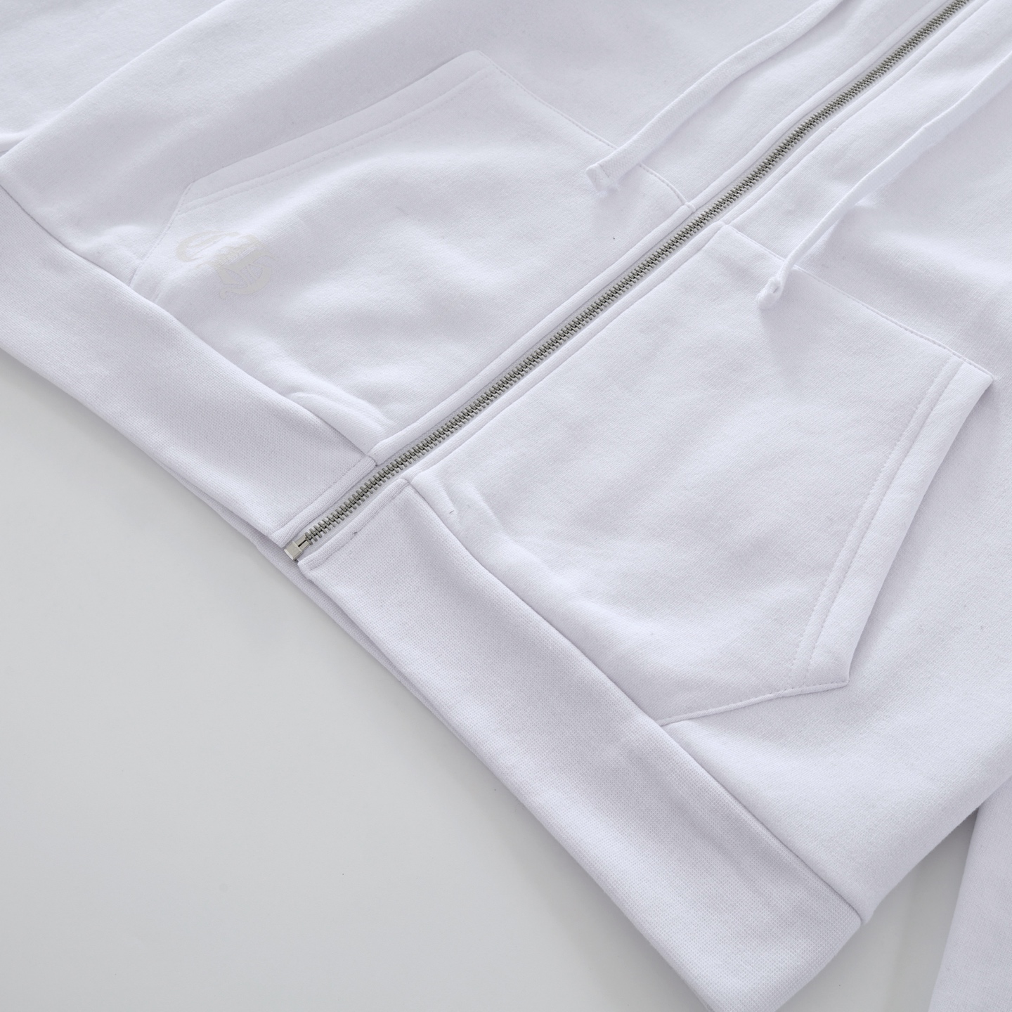 CH's new Sanskrit print zip-up hoodie. All sizes are now available. Originally purchased from Dewu for 11839. Made of 400g 100% cotton fleece. Printed with imported inks. Simple design, easy to follow. Custom silver-plated hardware and accessories. U