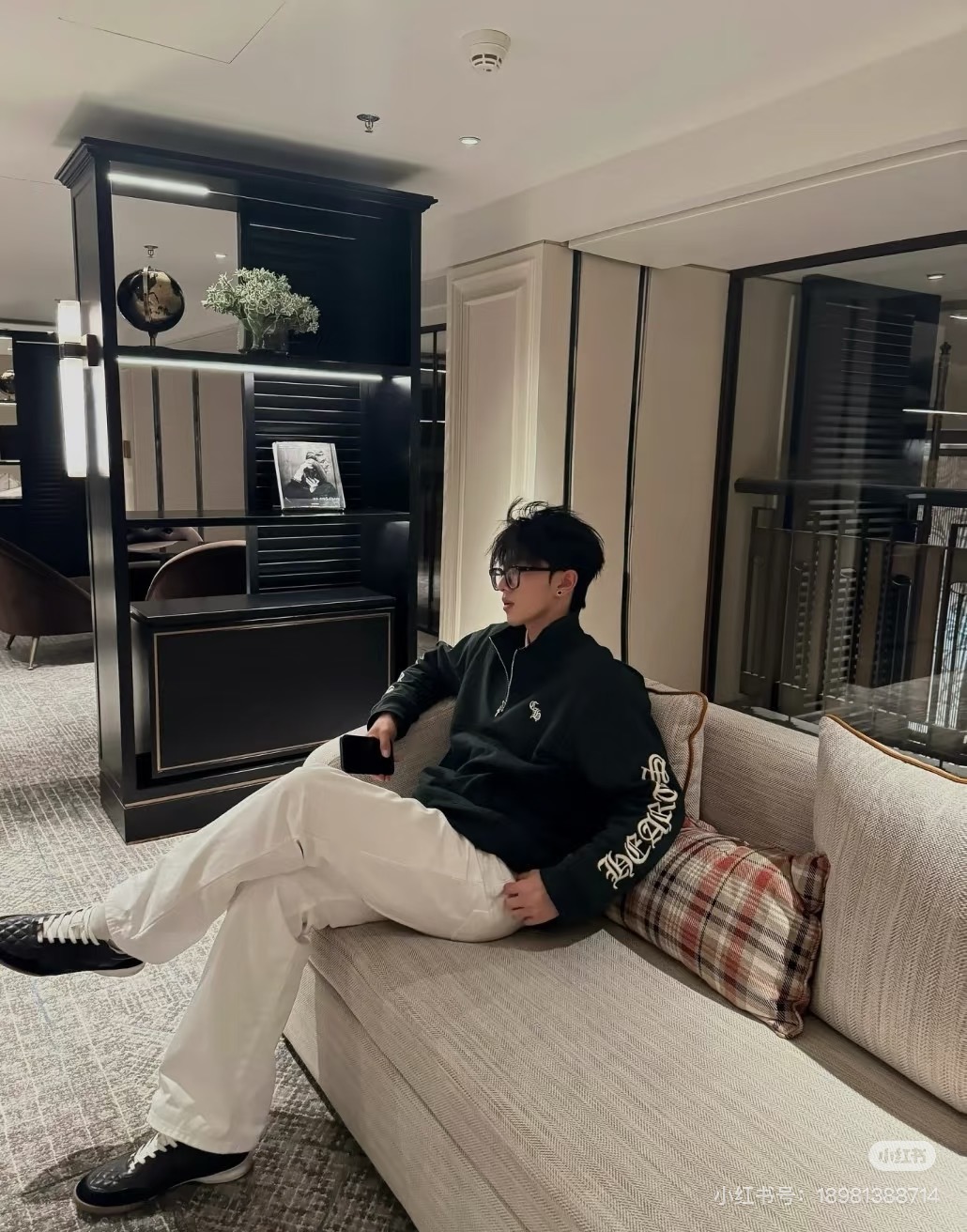 Chrome Hearts 25ss Half-Zip Collar SweatshirtFabric: 420g fleeceLocated with top-grain calfskin leather over the collar labelSizes: S, M, L